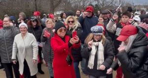 impromptu-‘trump-dance’-flash-mob-breaks-out-in-staten-island-(video)