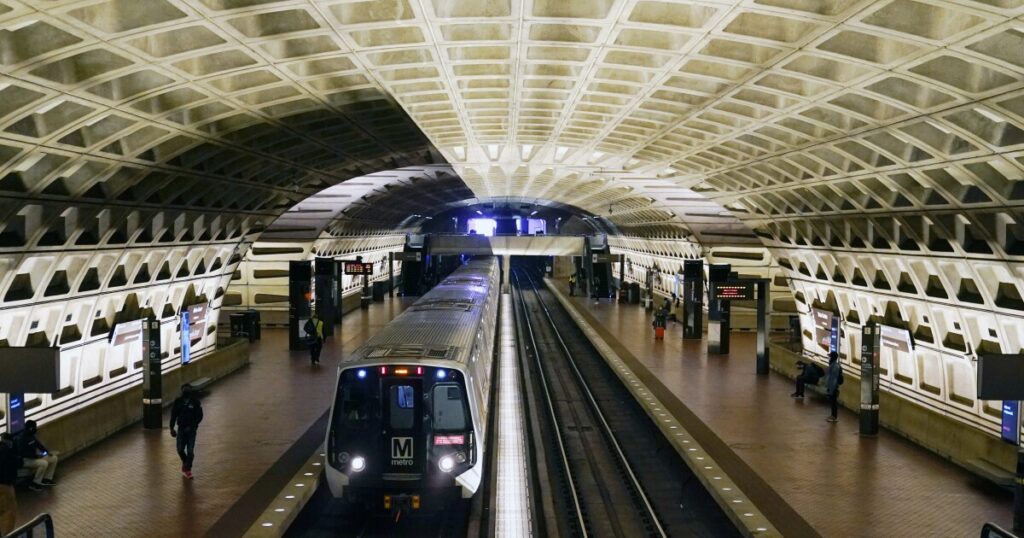 dc-metro-train-derails-near-reagan-national-airport