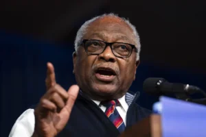 clyburn-backs-manchin-plan-for-biden-to-pardon-trump-washington-examiner