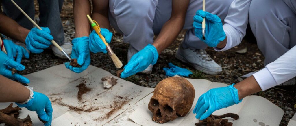 fact-check:-have-36-foot-human-skeletons-been-discovered?