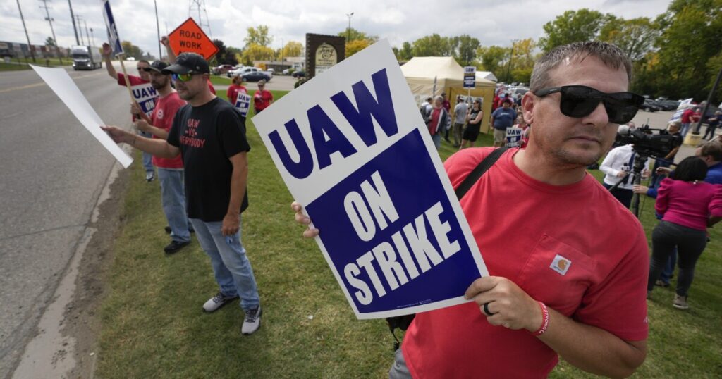 biden-and-trump-visits-to-michigan-haven’t-slowed-down-uaw-strike