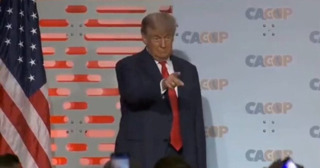 “at-least-he-stands-on-stage”:-trump-campaign-savages-biden-after-attempt-to-dunk-on-president-trump-|-the-gateway-pundit-|-by-kristinn-taylor
