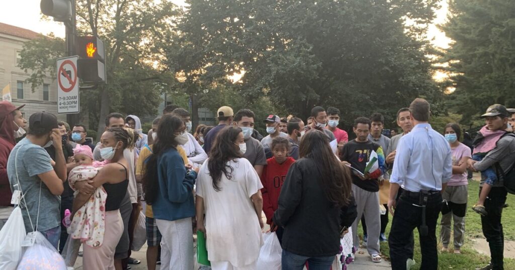 illinois-sending-$41.5-million-to-6-chicago-area-governments-taking-in-migrants