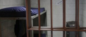 report:-houston-police-arrest-woman-after-she-allegedly-locks-7-year-old-in-cage-under-tree