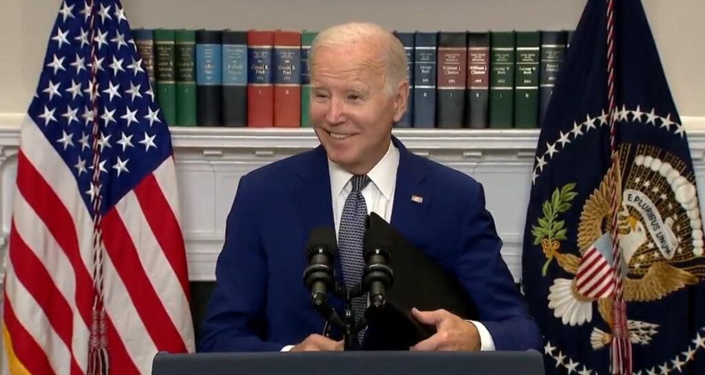 biden-emerges-after-hiding-all-weekend,-loses-battle-with-teleprompter,-freezes-for-10-seconds-(video)-|-the-gateway-pundit-|-by-cristina-laila