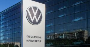 europe-wanted-to-lead-the-world-on-evs.-its-carmakers-can’t-keep-up