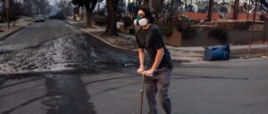 looters-on-scooters-attempted-to-ransack-evacuated-la-homes-as-wildfires-raged,-resident-says