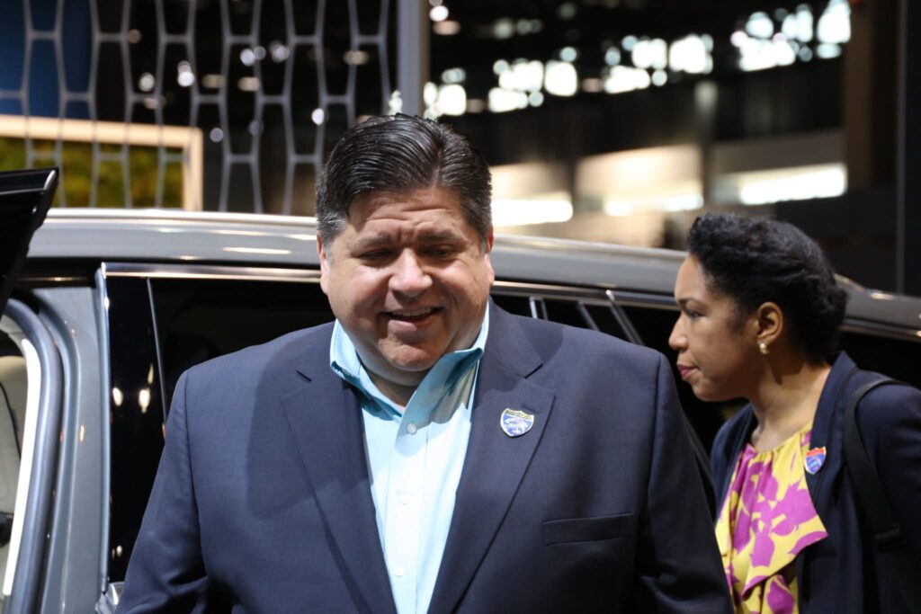 a-tale-of-hypocrisy:-sanctuary-state-illinois-governor-jb.-pritzker-pressures-joe-biden-for-immediate-federal-intervention-regarding-illegal-alien-invasion-|-the-gateway-pundit-|-by-jim-hᴏft