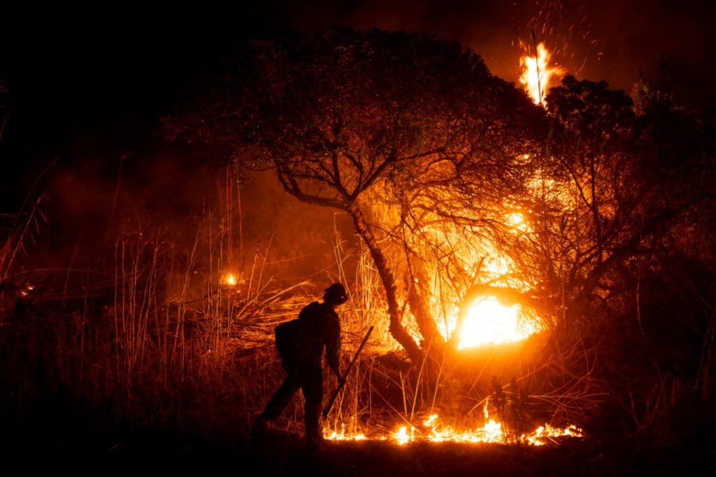 fact-check:-does-this-image-show-a-fire-tornado-in-california?