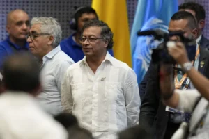 colombian-president-plays-humanitarian-as-deportees-from-us-arrive