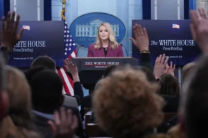 karoline-leavitt-shakes-up-press-briefing-room-in-podium-debut