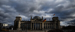 fact-check:-image-doesn’t-show-german-foreign-minister-refusing-to-take-photo-with-olaf-scholz