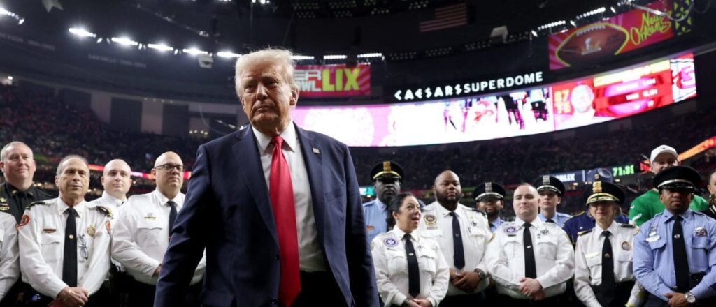 fact-check:-image-of-fan-appearing-to-flip-off-trump-is-from-iowa-state-game,-not-super-bowl-lix
