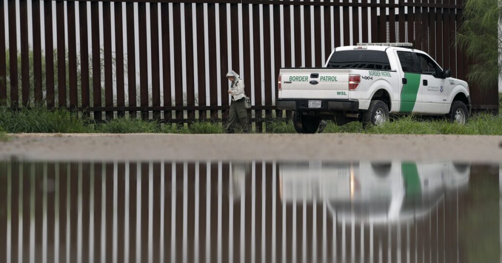 mayor-adams’-advisor-calls-on-biden-to-‘close-the-border’-over-migrants