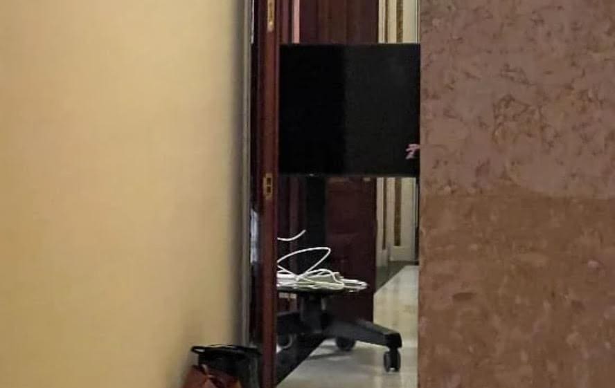 haha!-hakeem-jeffries-staffers-cleaned-out-pelosi’s-office,-hauled-away-her-belongings-in-bags-as-room-was-re-keyed-|-the-gateway-pundit-|-by-cristina-laila