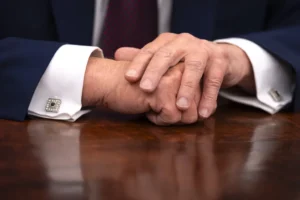 trump-orders-refinish-of-the-resolute-desk,-brings-in-bush-era-backup-–-washington-examiner