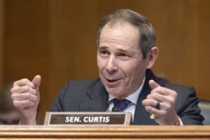 curtis-says-doge-spending-cuts-are-‘exact-opposite’-of-constitutional-crisis