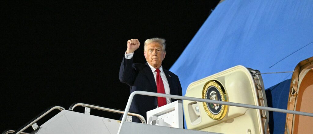 fact-check:-no,-video-doesn’t-show-trump-security-team-flying-aircraft