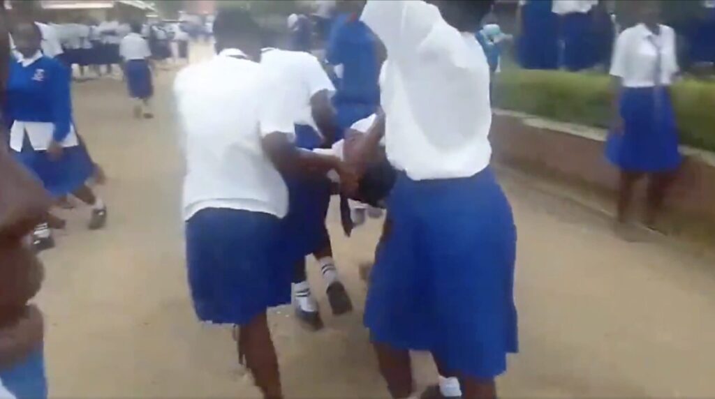 kenyan-girls’-high-school-temporarily-shuts-down-due-to-outbreak-of-mysterious-illness-which-reportedly-paralyzes-legs-of-over-90-female-students-(video)-|-the-gateway-pundit-|-by-jim-hᴏft