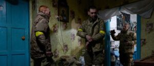 fact-check:-facebook-video-does-not-show-ukrainian-soldiers-‘faking-combat’