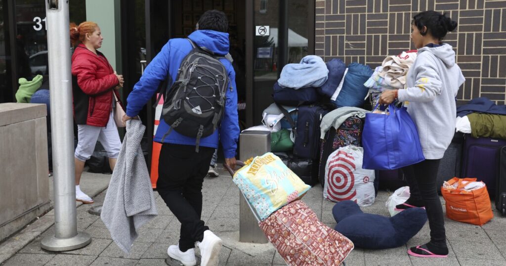 border-crossers-live-on-chicago-streets-after-getting-locked-out-of-police-station