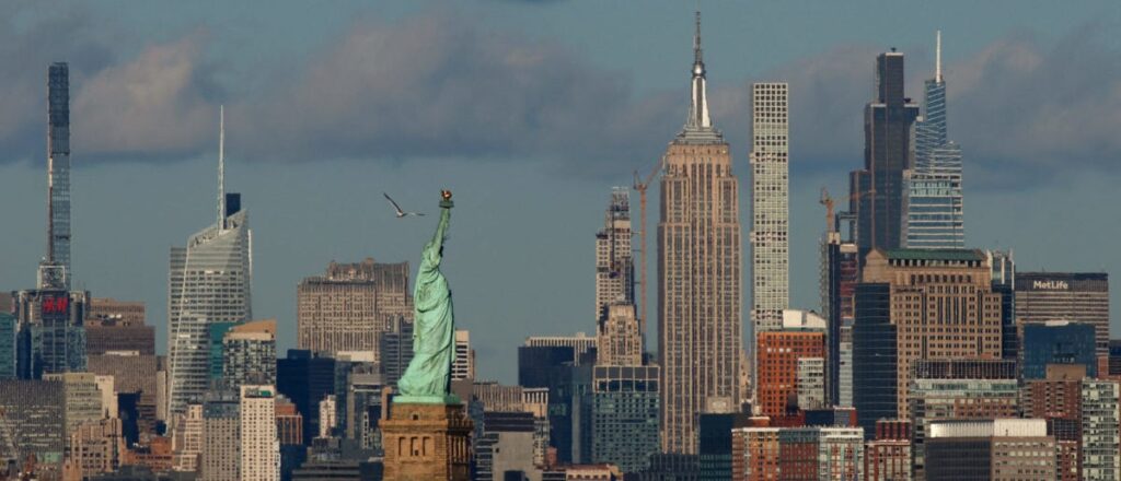 fact-check:-no,-the-ukrainian-flag-was-not-raised-on-the-statue-of-liberty