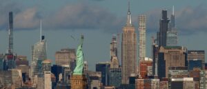 fact-check:-no,-the-ukrainian-flag-was-not-raised-on-the-statue-of-liberty