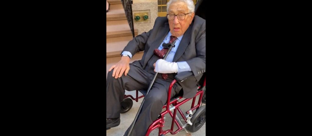 henry-kissinger-blankly-stares-at-reporter-confronting-him-in-the-street-about-‘alleged-war-crimes’