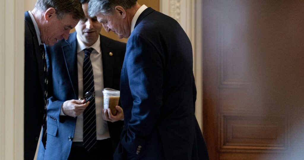 why-joe-manchin-might-not-save-himself-even-if-he-ditches-the-democratic-party
