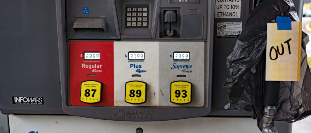 ‘money-back-in-the-pockets’:-red-state-gov-extends-gas-tax-suspension-over-cost-‘emergency’