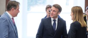 fact-check:-no,-european-leaders-didn’t-take-off-suit-jackets-in-support-of-ukraine