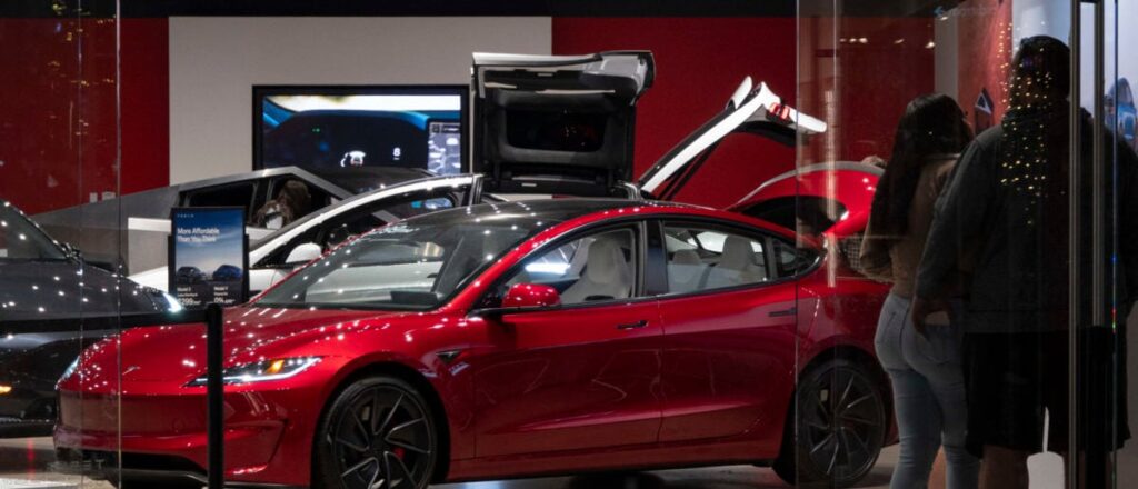 fact-check:-no,-the-tesla-showroom-in-manhattan-has-not-‘closed-permanently’