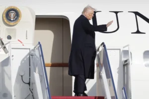 trump-revokes-security-clearance-of-harris,-clinton,-biden-family