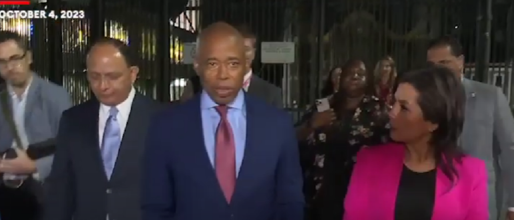 eric-adams-tells-mexican-residents-‘mi-casa-es-su-casa’-before-saying-there’s-‘no-more-room’