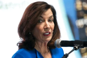 kathy-hochul-pledges-state-police-won’t-help-ice