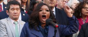 jasmine-crockett-hides-behind-police-officer-when-approached-by-reporter-in-capitol