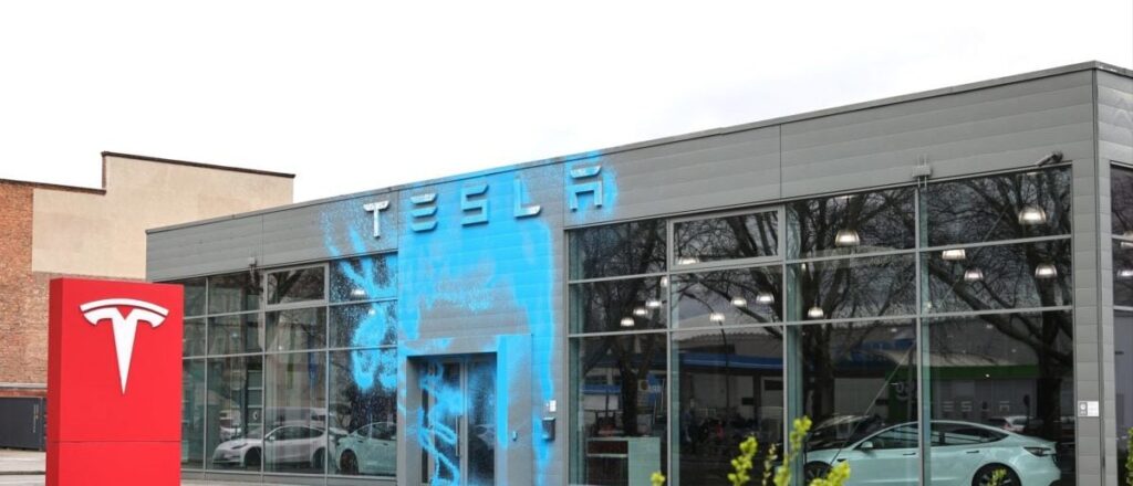 fact-check:-contrary-to-claim,-tesla-not-involved-in-road-rage-incident
