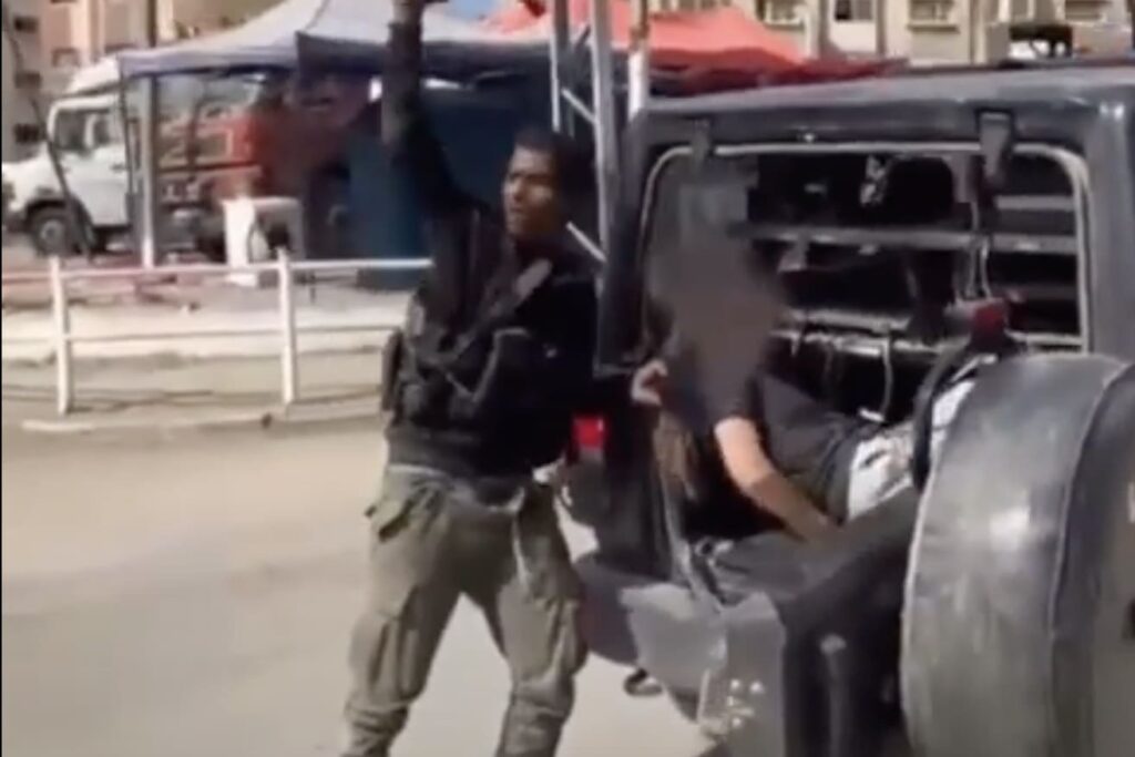 hamas-terrorists-reportedly-begin-taking-hostages-of-israeli-soldiers-and-kidnapping-of-israeli-civilians-(graphic-video)-|-the-gateway-pundit-|-by-jim-hᴏft