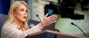 fact-check:-no,-karoline-leavitt-did-not-ban-kaitlan-collins-from-a-press-briefing