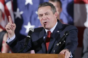 don-bacon-mocks-laura-loomer-as-‘off-the-movie-poltergeist’