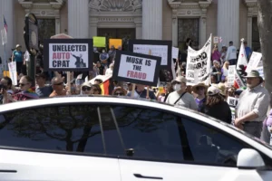 tesla-protesters-are-oblivious-to-‘dangerous’-vandalism:-joe-concha-–-washington-examiner