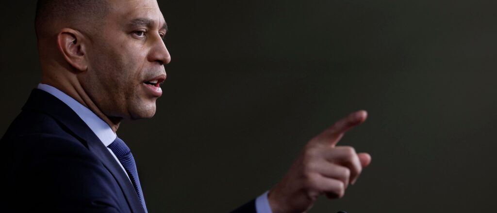 hakeem-jeffries-pushes-back-on-david-hogg’s-plans-to-primary-incumbent-house-dems