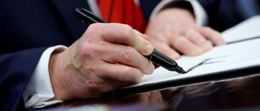 most-dem-voting-federal-bureaucrats-say-they-would-disobey-‘legal’-orders-from-trump,-poll-shows