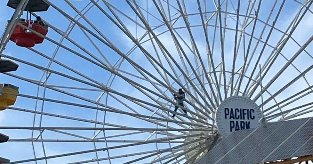 developing:-man-claiming-to-have-bomb-climbs-ferris-wheel-at-santa-monica-pier-(video)-|-the-gateway-pundit-|-by-cristina-laila