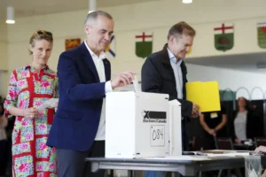 canadians-watch-rollout-of-election-results-as-ballot-counting-underway