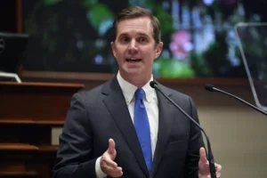 beshear-defends-whitmer-for-speaking-with-trump-during-michigan-visit