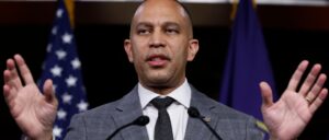 hakeem-jeffries-high-tails-it-away-from-question-on-democrats’-future-el-salvador-travel-plans