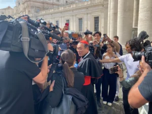 conclave-fever-builds-as-paparazzi,-tourists-seek-glimpses-of-cardinals