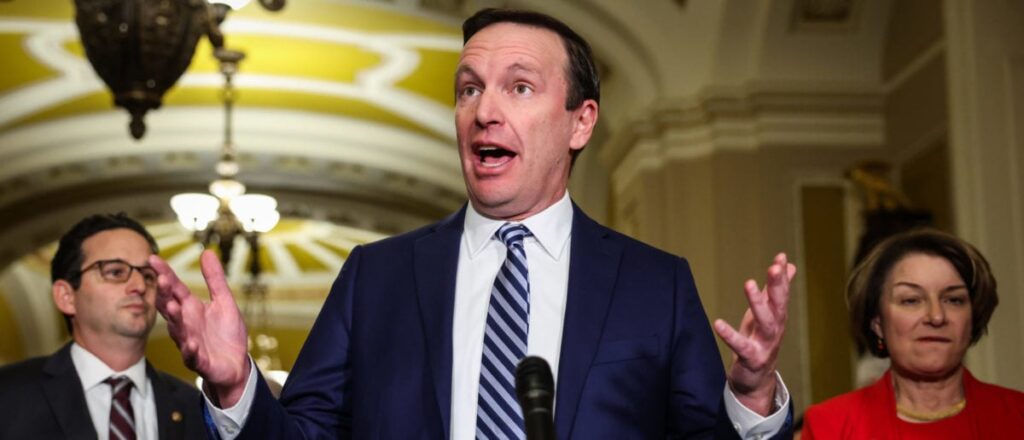 senator-murphy-tries-to-ban-trump’s-meme-coin-with-‘meme-act’