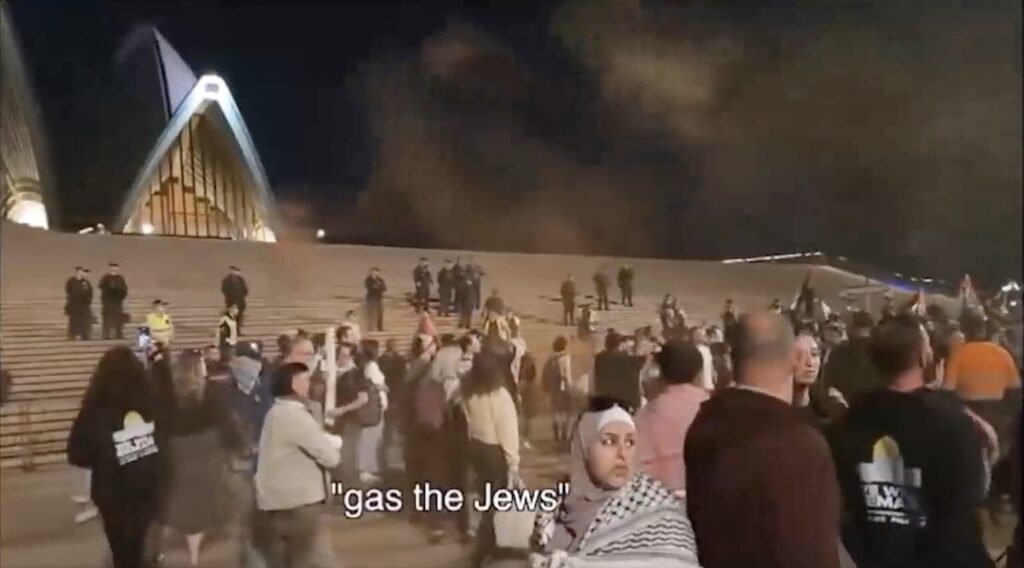 palestinian-sympathizers-in-australia-chant-antisemitic-slurs-“f–k-the-jews”-and-“gas-the-jews”-in-front-of-sydney-opera-following-hamas-massacre-(video)-|-the-gateway-pundit-|-by-jim-hᴏft
